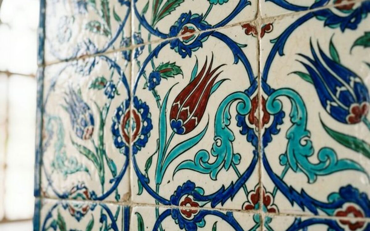 İstanbul Galata Kulesi Önünde El Ele Yürüyen Bir Çift ve Arkada Batan Güneşin Büyülü Turuncu Işığı