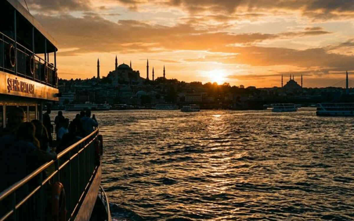 İstanbul Salacak Sahili’nde Kız Kulesi Arkasından Batan Turuncu Güneş ve Turistlerin İzleme Anı