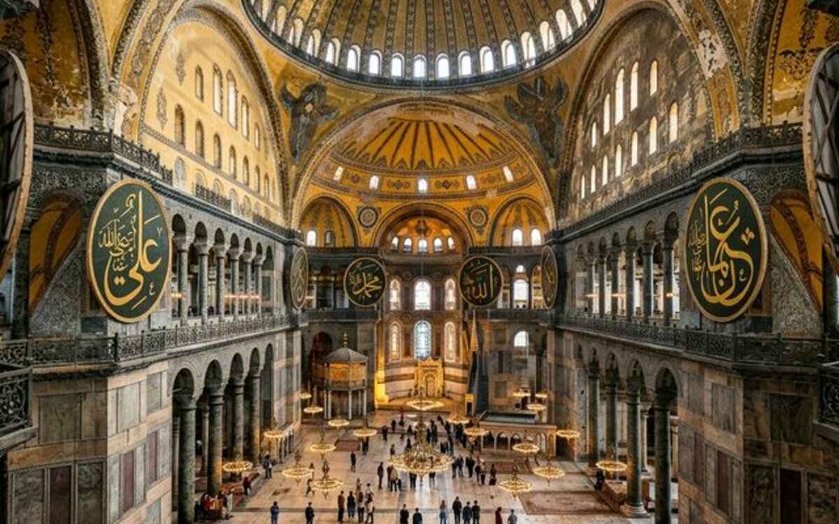 İstanbul Salt Galata’nın Modern Kütüphanesi ve Tarihi Bina Mimarisi